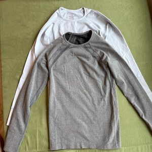 Jaanuu XS Heather Gray and white Long-Sleeve Active Top (under scrub tops)
